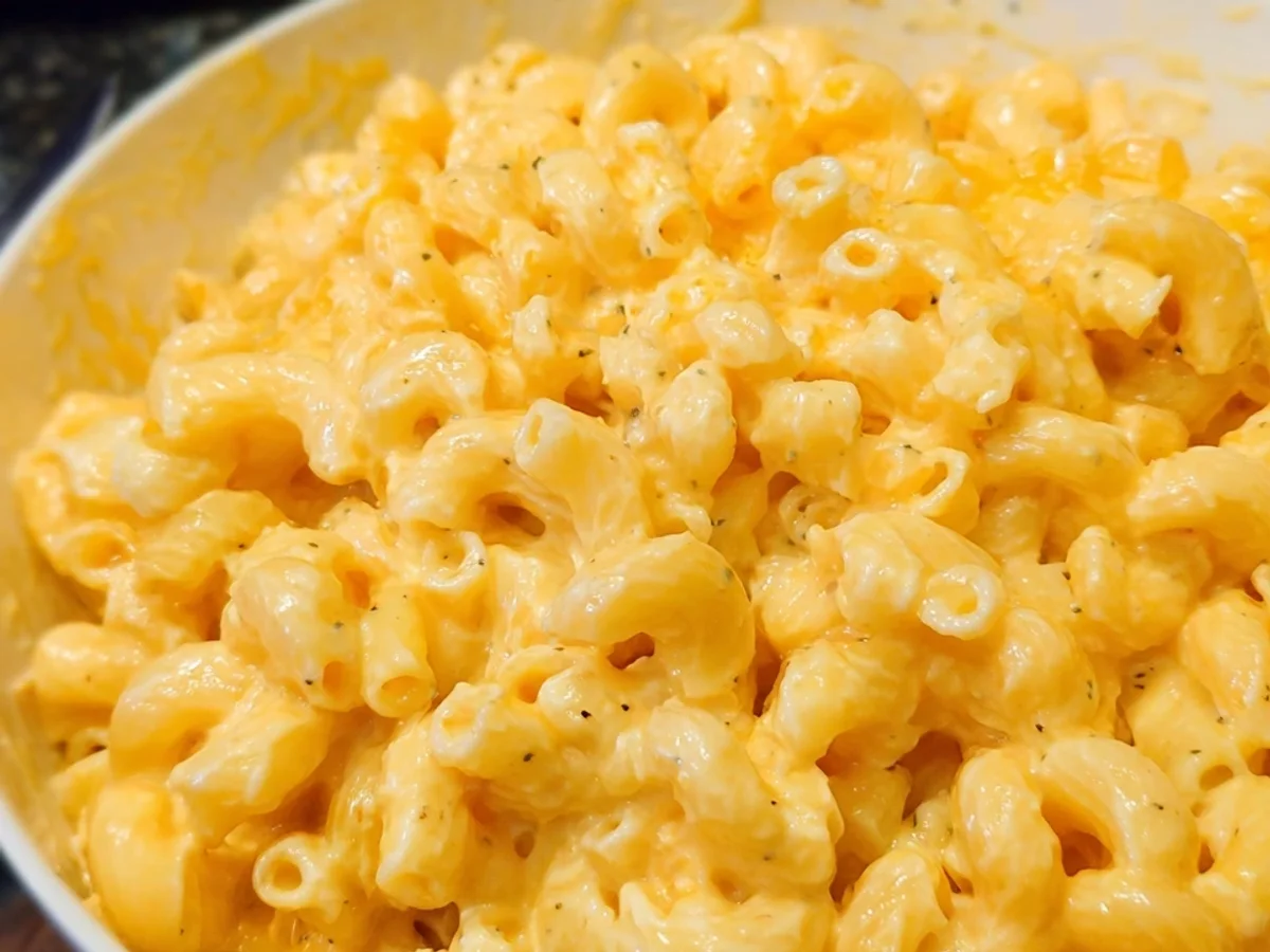 Easy Creamy Stovetop Mac and Cheese - Image 2