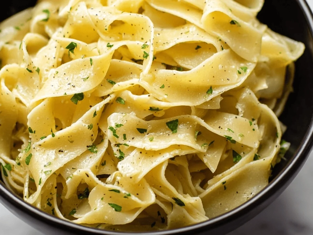 Garlic Butter Noodles: Quick & Easy Dinner Recipe - Image 1