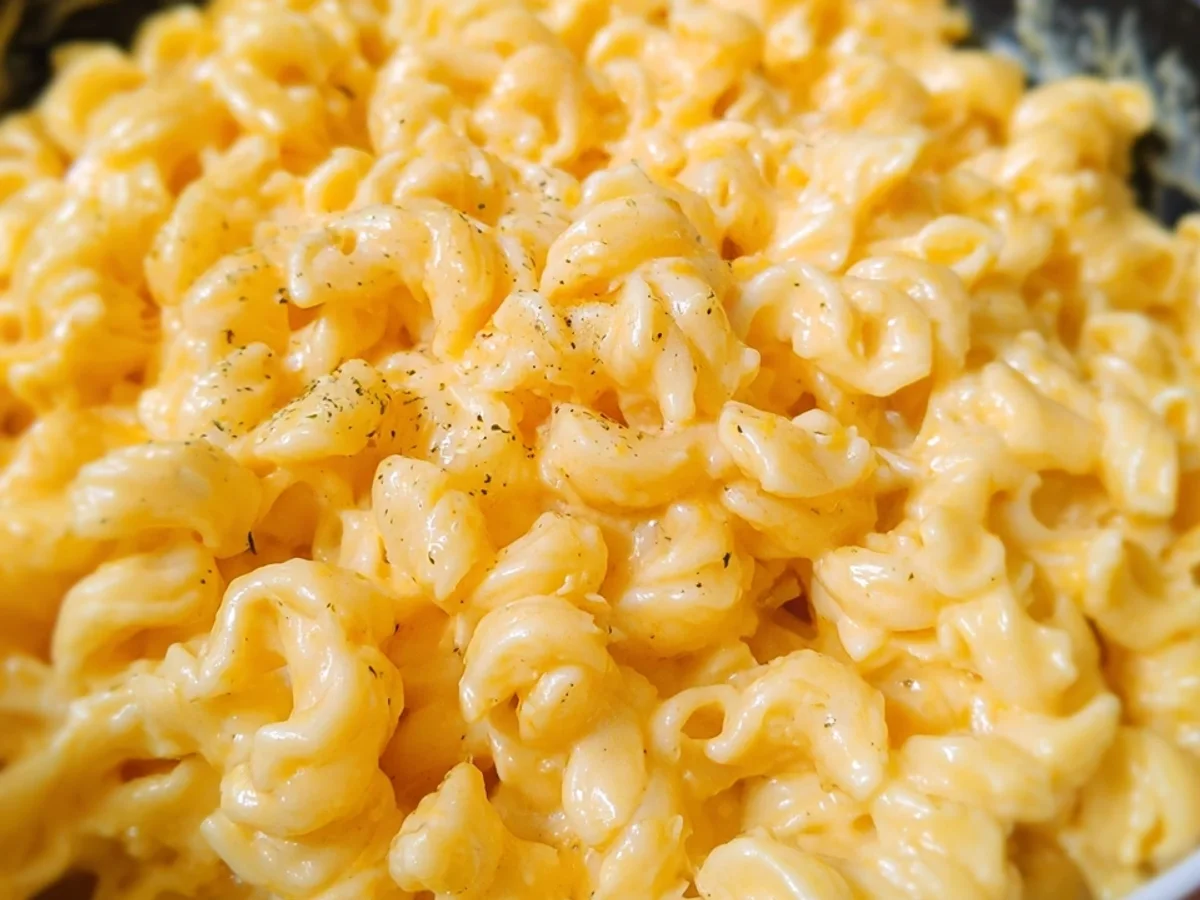 Easy Creamy Stovetop Mac and Cheese - Featured Image
